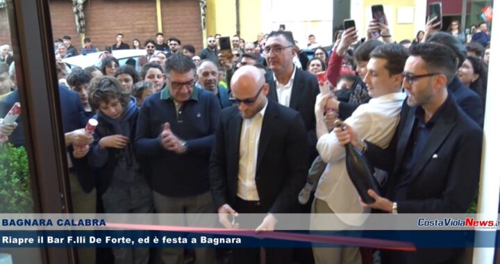 Riapre il Bar F.lli De Forte, ed è festa a Bagnara