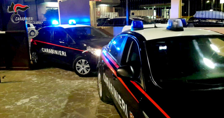 SAN FERDINANDO Fumo nero da un’area rurale: i Carabinieri scoprono un rogo di rifiuti. Due denunciati