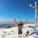Dallo Stretto ai 4.007 metri dell’Aragats: l’impresa del reggino Claudio Lombardo, scalzo tra neve e gelo